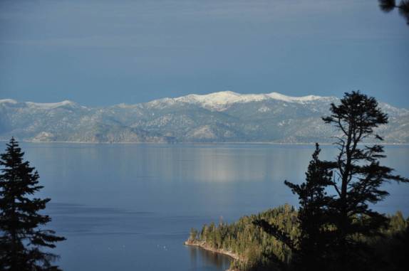 Lindo fim de tarde no Lake Tahoe, cercado de montanhas nevadas, na Califórnia, nos Estados Unidos